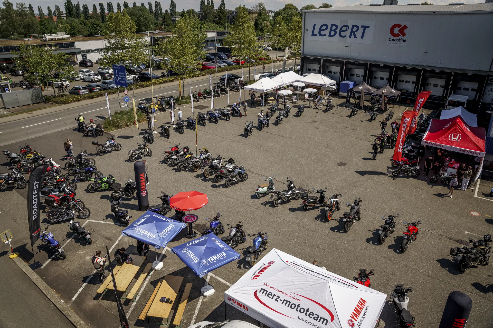 Ausstellerzelte und Motorräder auf dem Areal der Lebert AG