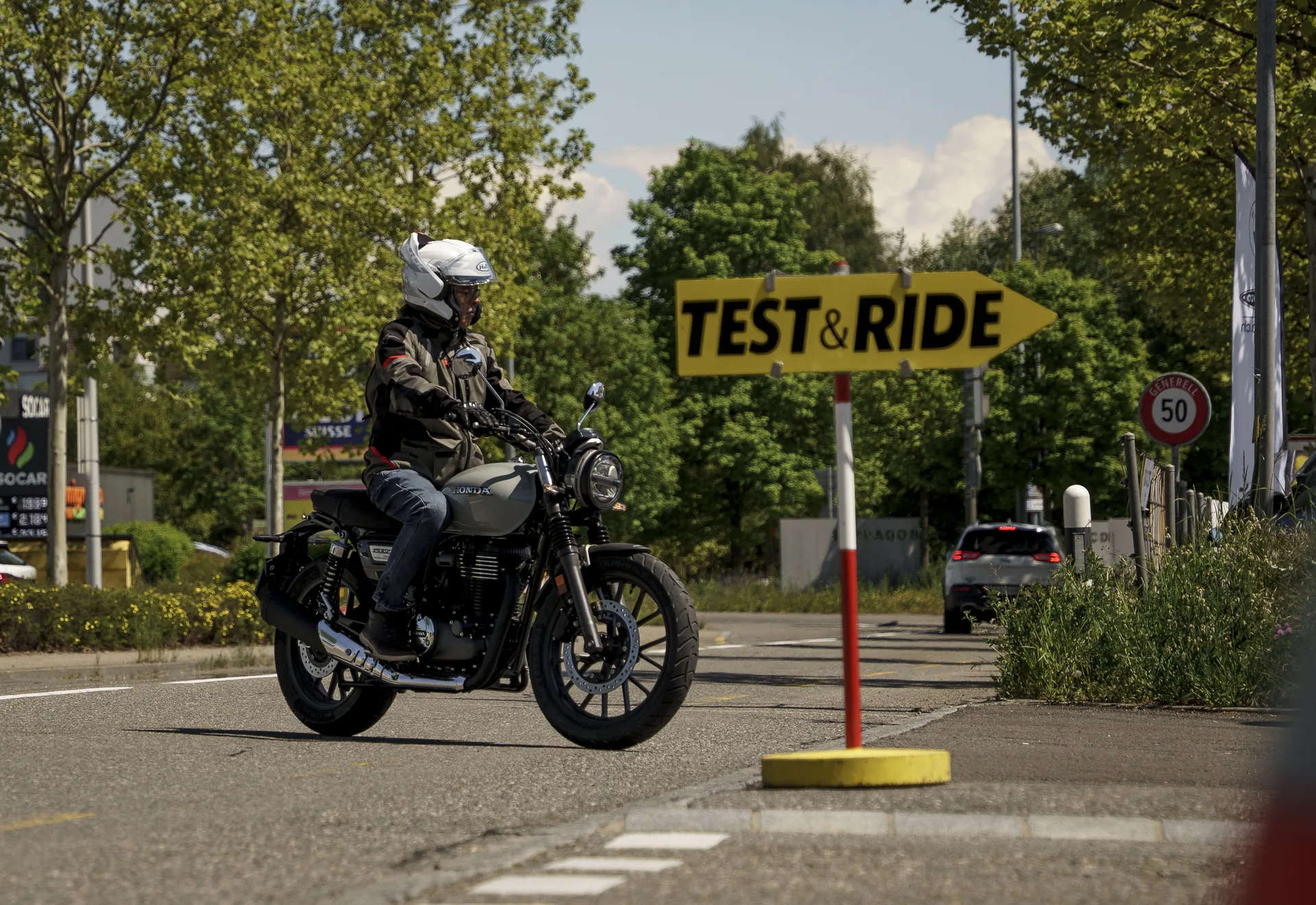 Gelber Test&Ride Wegweiser an der Teststrecke in Kreuzlingen