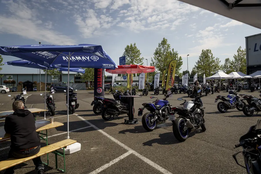 Ausstellerzelte und Motorräder am Test&Ride