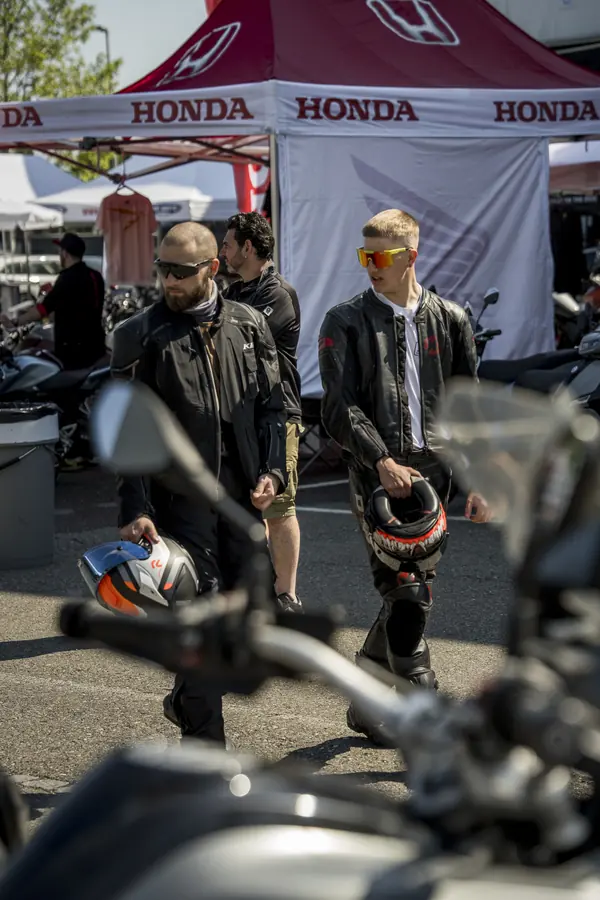 Besucher mit Helmen auf dem Test&Ride Gelände