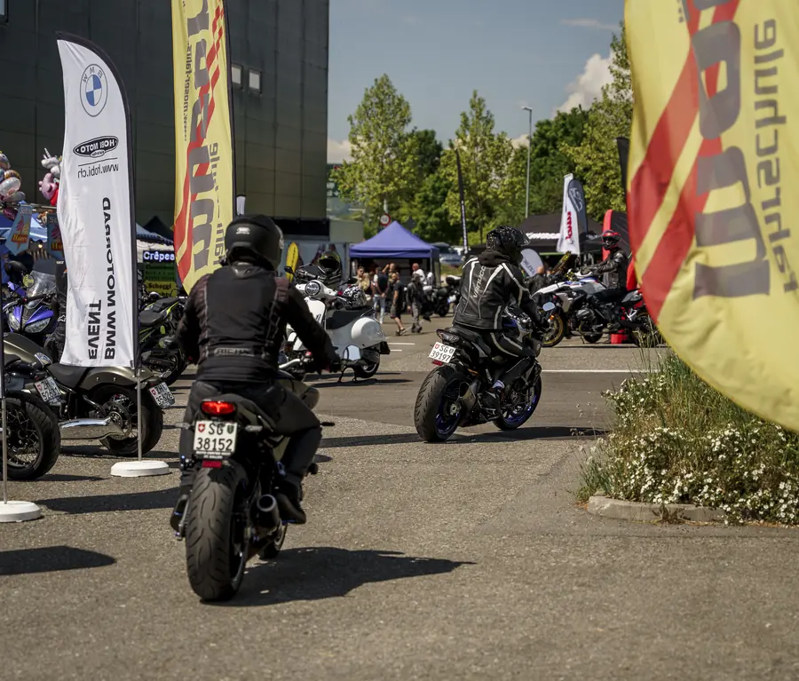 Motorräder verlassen das Gelände zur Testfahrt