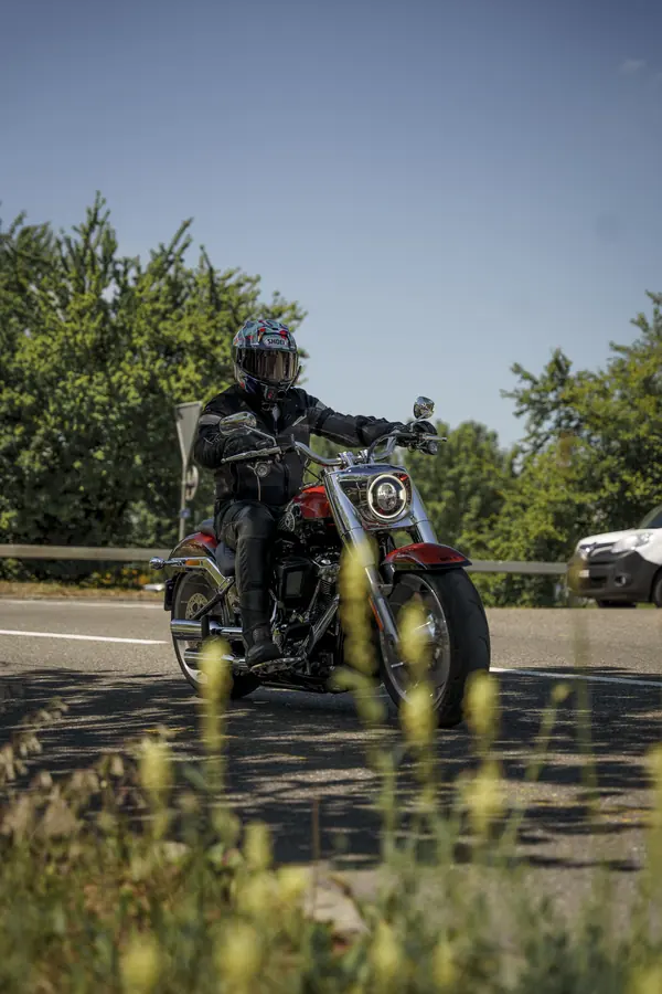 Fahrer auf einem klassischen Motorrad auf der Teststrecke