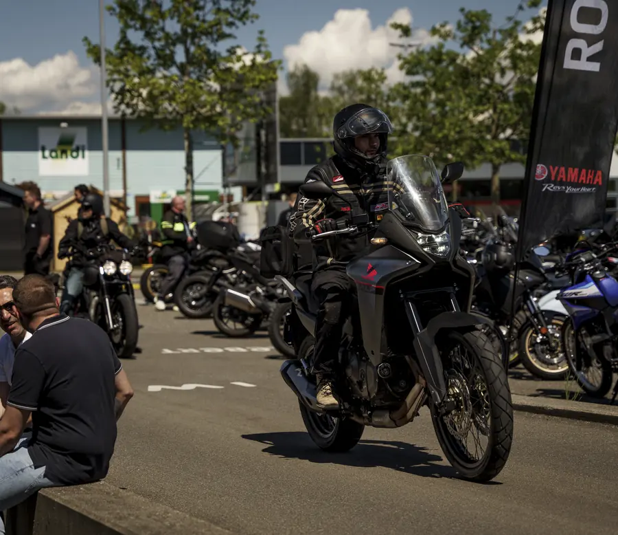 Fahrer auf einer Reiseenduro bei der Ausfahrt