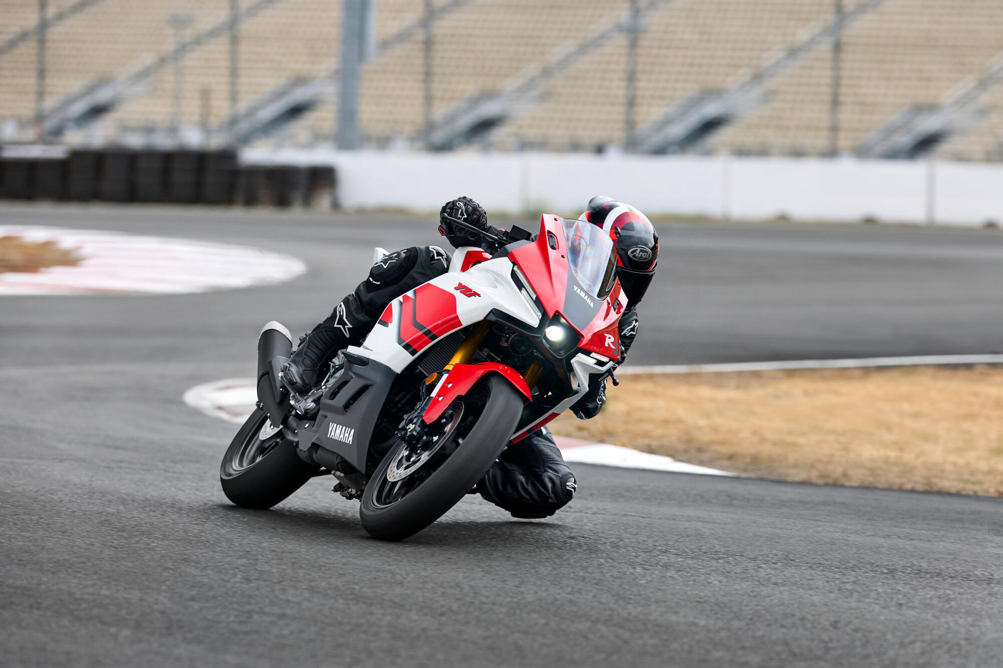 2026-Yamaha-YZFR320-EU-Anniversary_White-Action-004-03